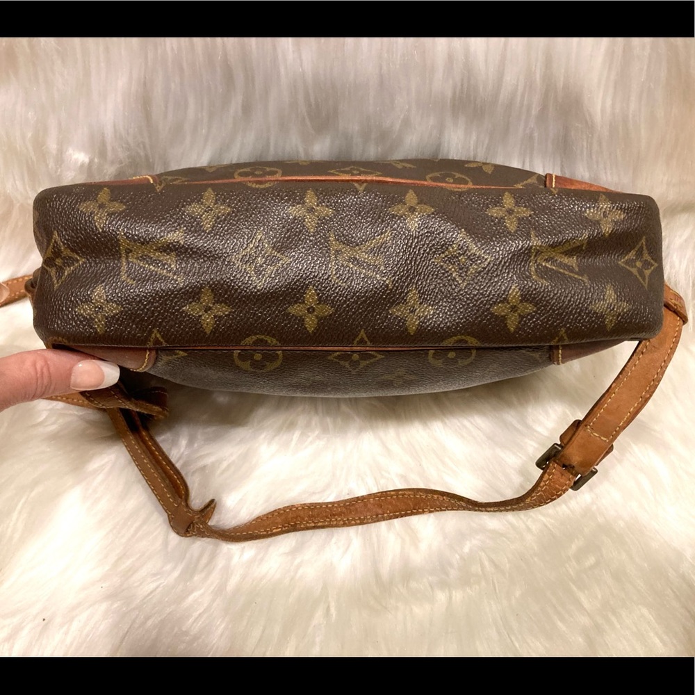 Louis Vuitton Trocadero 23 Monogram Crossbody Bag - Picture 4 of 10